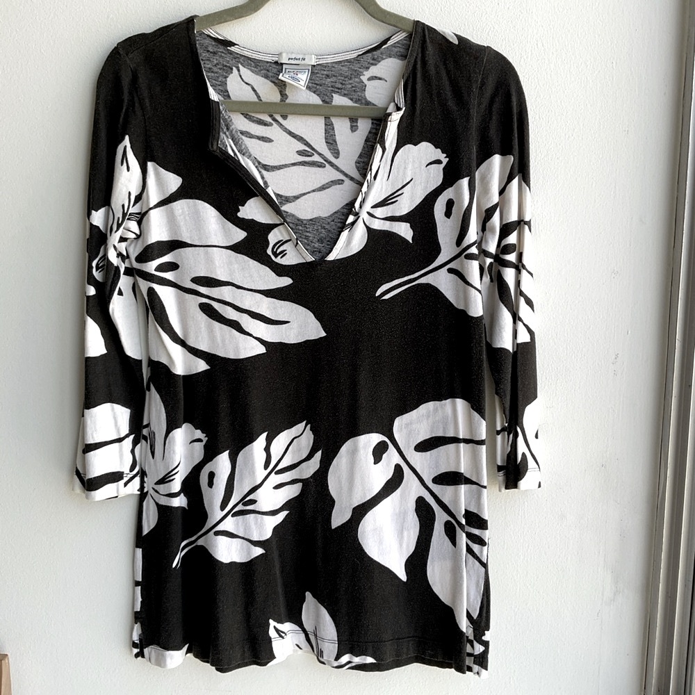 Old Navy Black and White Graphic 3/4 Sleeve Blouse